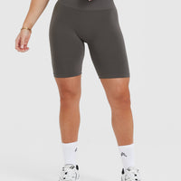 Effortless Seamless Cycling Shorts with White Logo | Deep Taupe