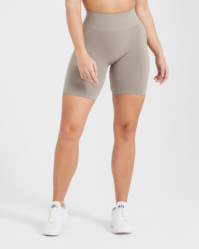 Effortless Seamless Cycling Shorts with White Logo | Minky