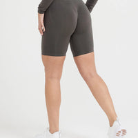 Effortless Seamless Cycling Shorts with White Logo | Deep Taupe